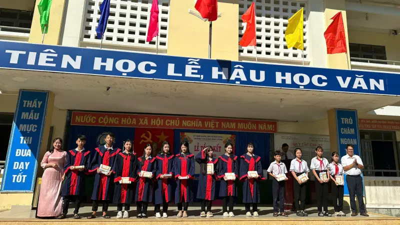 Dấu ấn tuổi học trò trong ngày tổng kết đầy cảm xúc tại THCS Đức Bình Đông