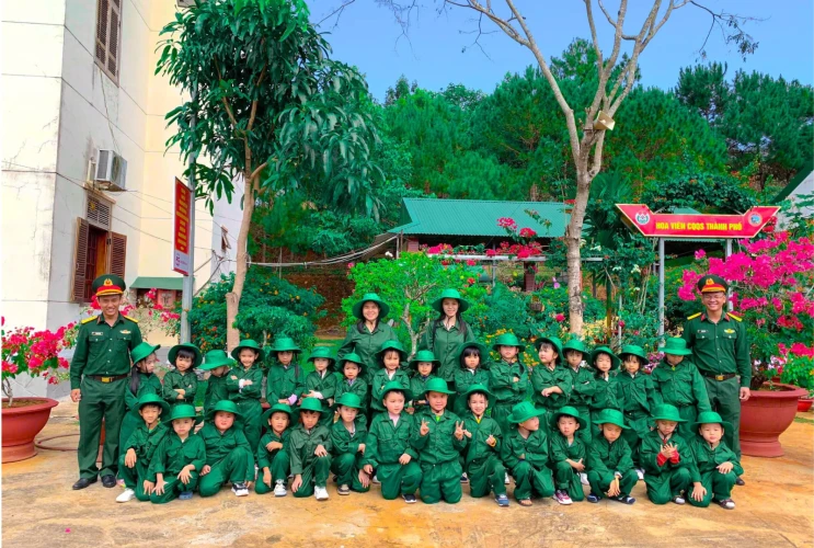 Một Ngày Làm Cô, Chú Bộ Đội