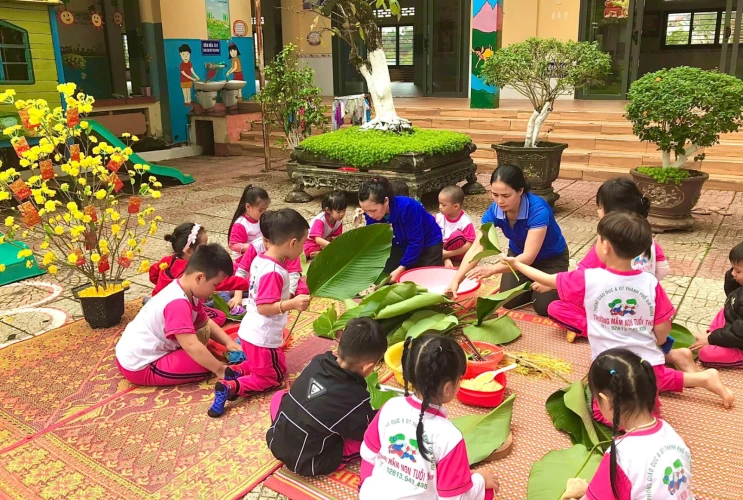 Các bé trải nghiệm Tết cổ truyền qua hoạt động gói bánh chưng
