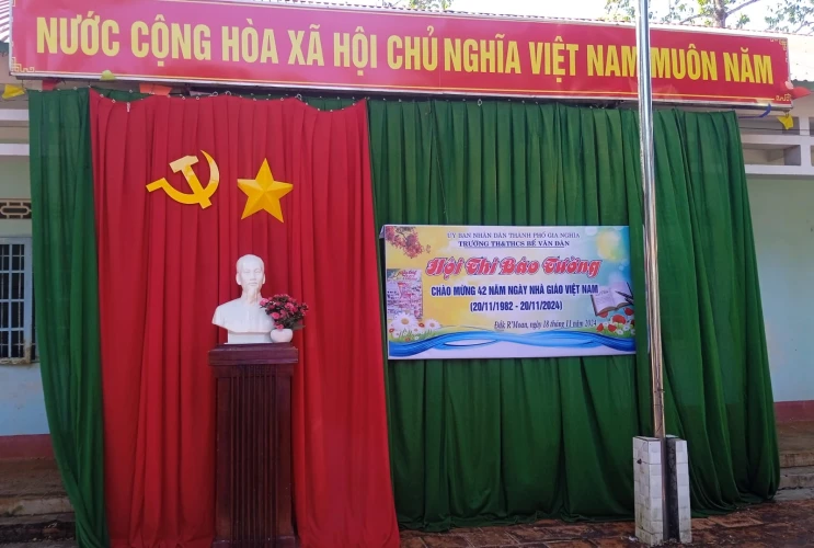 Hội thi báo tường chào mừng ngày Nhà giáo Việt Nam 20/11