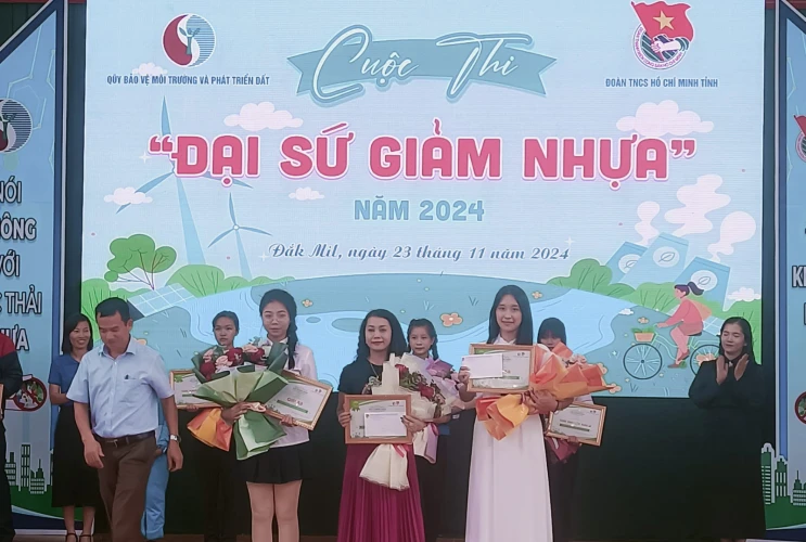 Liên đội Trường THCS Hoàng Văn Thụ đạt giải Ba tại cuộc thi “Đại sứ giảm nhựa”