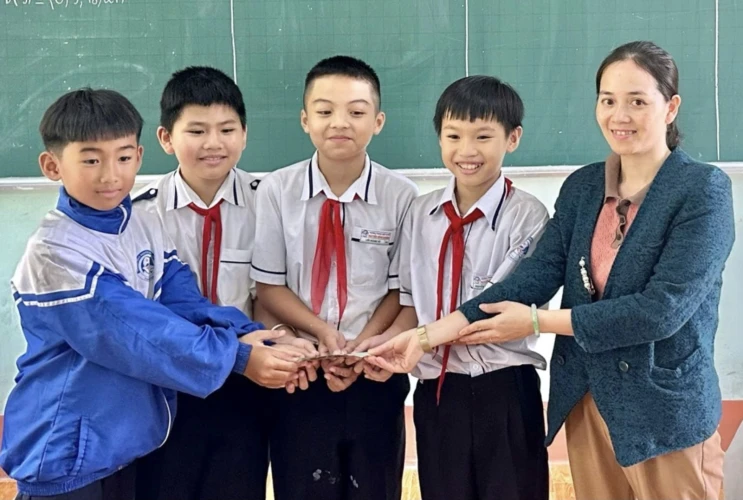 Bốn học sinh Trường THCS Nguyễn Bỉnh Khiêm nhặt được của rơi, trả lại người mất