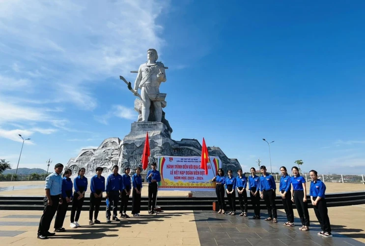Chương trình "Hành trình đến với địa chỉ đỏ" và Lễ Kết nạp Đoàn viên mới