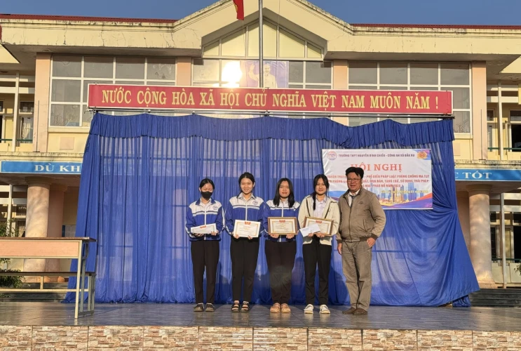 Tuyên dương những tấm gương học tập xuất sắc