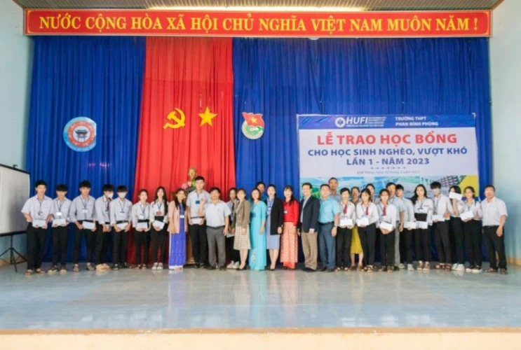 Trao học bổng cho các em học sinh trường THPT Phan Đình Phùng