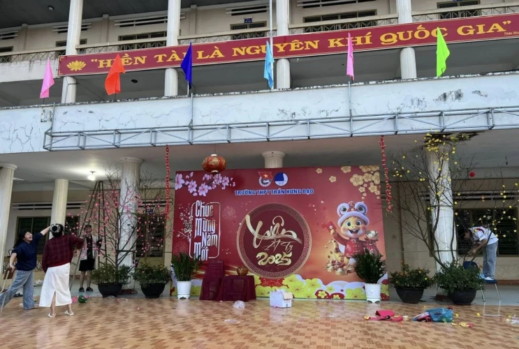 Xuân đã về đến sân trường em!