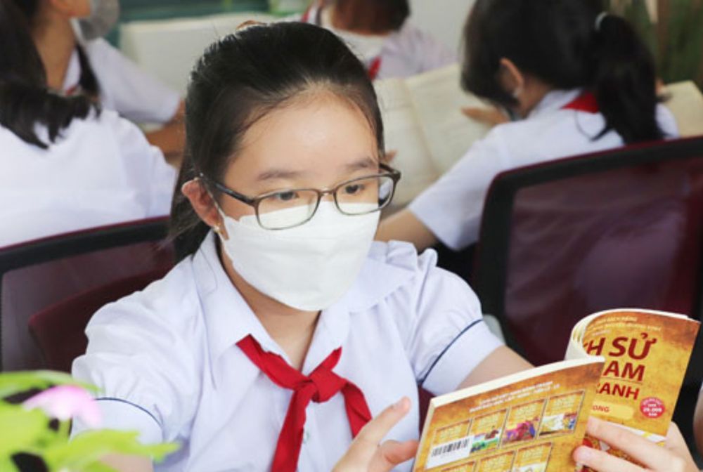 Học sinh Trường THCS Thạnh Phú đọc sách tại thư viện.