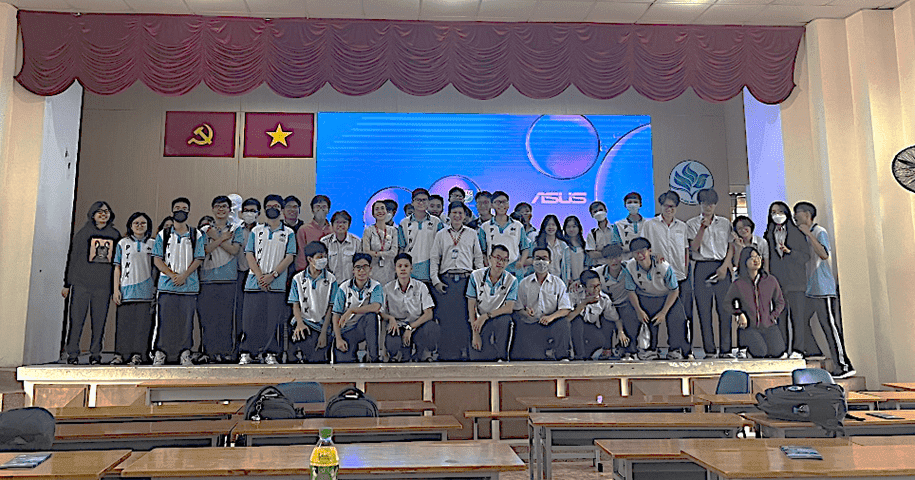 Các thầy cô Trường Đại học Quốc tế và các em học sinh PTNK