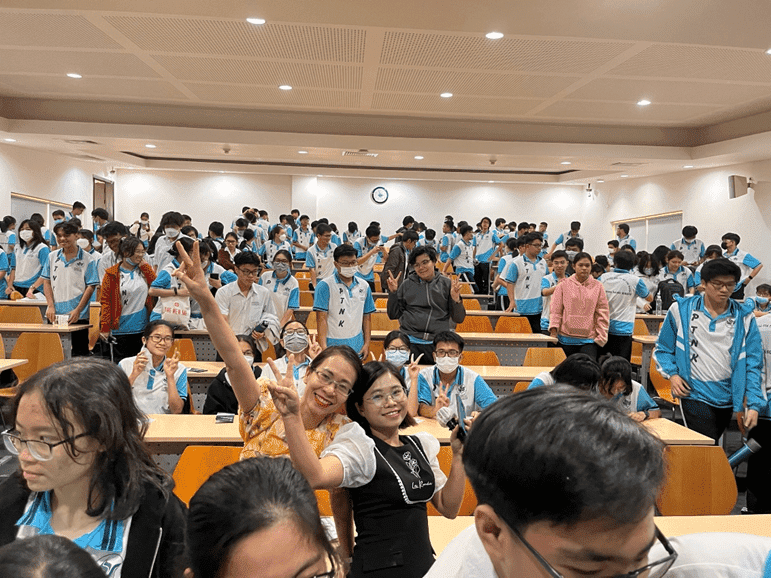 Thầy cô Trường Đại học Quốc Tế và các em học sinh PTNK