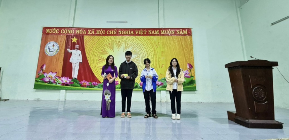 Giới thiệu sách “Cây cam ngọt của tôi” và những phần quà dành tặng học sinh.