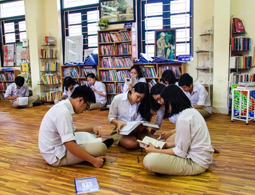 Các em học sinh lớp 12D1 say sưa cùng đọc trong không gian thư viện thân thiện, thoải mái
