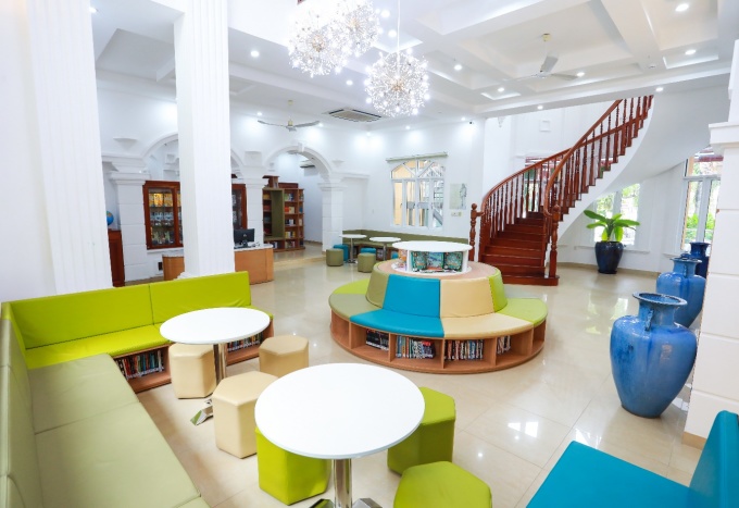 Thư viện Trường Quốc tế Á Châu trang bị nhiều chỗ ngồi cho học sinh học tập, thư giãn, họp nhóm.