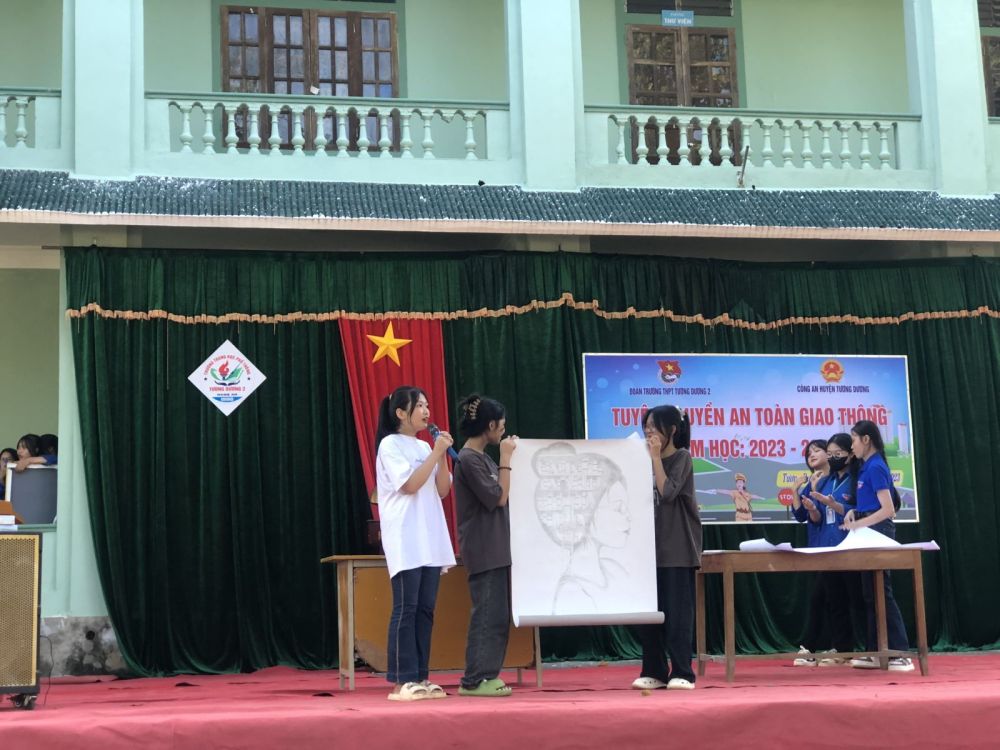 Hoạt động vẽ tranh chủ đề "Sách và tri thức"