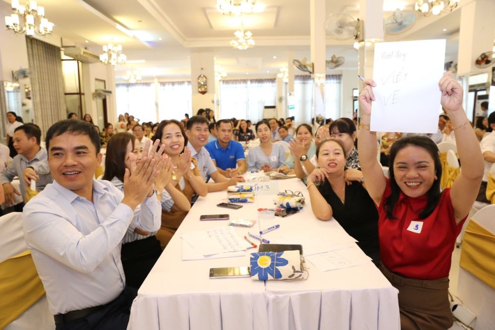 Hoạt động nhóm xây dựng dự án thư viện của cán bộ thư viện, thầy cô giáo