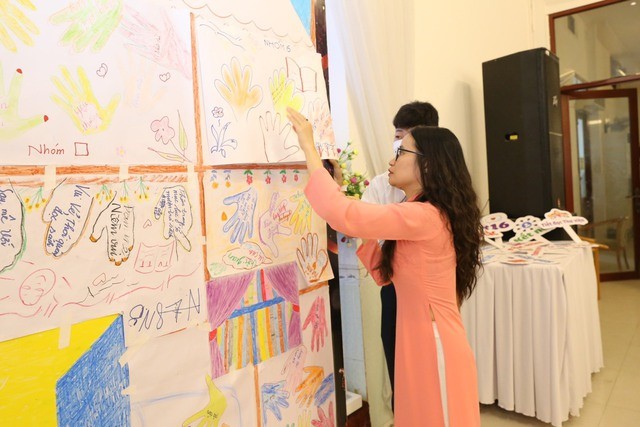 Một số hoạt động tại sự kiện, cán bộ thư viện, thầy cô giáo cùng chia sẻ những cách để xây dựng thư viện trường học hiệu quả, thân thiện