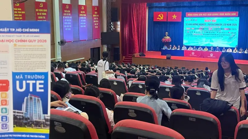 Khoa Chính trị - Luật góp phần định hướng nghề nghiệp cho học sinh trong giai đoạn mới