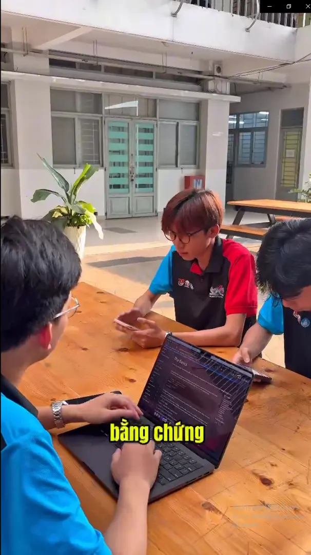 Drama nổ ra tại UTE khi bức ảnh "góc khuất" của một nữ sinh bị phát tán. Chuyện gì sẽ xảy ra khi hội bạn thân hít drama bất chấp đúng sai?