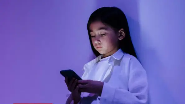 Làm thế nào để bảo vệ trẻ em khỏi "nghiện điện thoại" và "bẫy nghiện video ngắn và mạng xã hội"