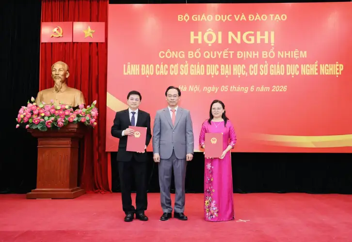 Bộ GD&ĐT trao Quyết định bổ nhiệm Hiệu trưởng, Phó Hiệu trưởng Trường Đại học Công nghệ Kỹ thuật TP.HCM