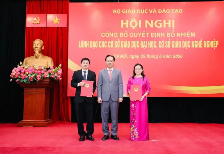 Bộ GD&ĐT trao Quyết định bổ nhiệm Hiệu trưởng, Phó Hiệu trưởng Trường Đại học Công nghệ Kỹ thuật TP.HCM
