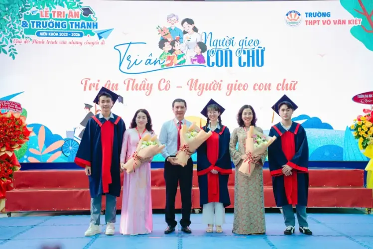 Tấm 'hộ chiếu vào đời' đặc biệt trong lễ tri ân của học sinh lớp 12 ở TP.HCM
