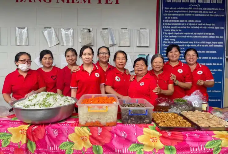 Câu lạc bộ Bếp Yêu Thương” phường Tân Uyên trao tặng suất ăn nghĩa tình