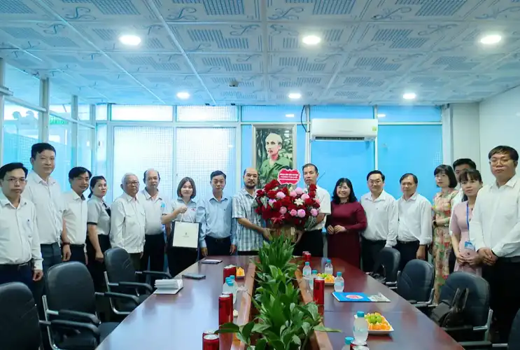 Lãnh đạo phường Tân Uyên thăm và chúc mừng các doanh nghiệp nhân kỷ niệm Ngày Doanh nhân Việt Nam