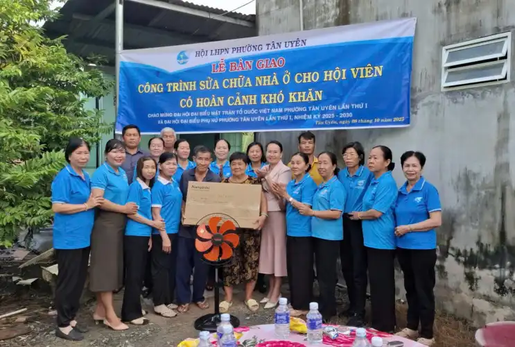 Hội Liên hiệp Phụ nữ phường Tân Uyên trao nhà cho hội viên