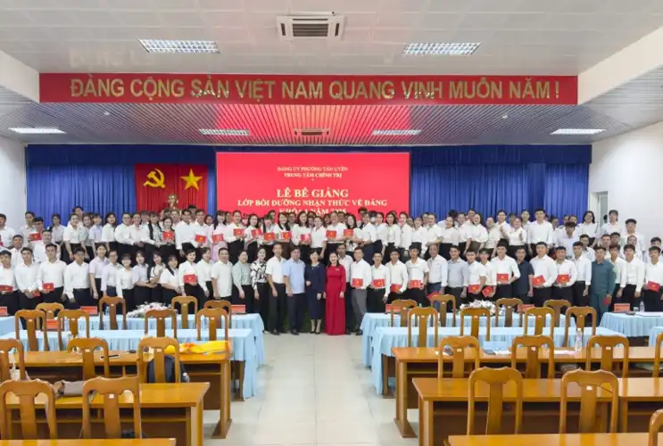 Phường Tân Uyên Tổng Kết Lớp Bồi Dưỡng Nhận Thức Về Đảng Khóa 1