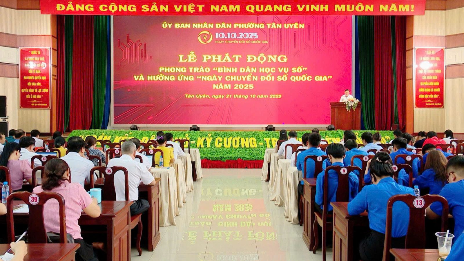 Toàn cảnh hội trường buổi lễ với sự tham dự đông đảo của đại biểu.