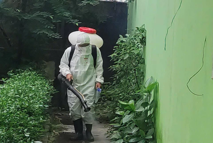 Trường Mầm non Hoa sen tổ chức phun thuốc diệt muỗi đảm bảo môi trường học tập an toàn