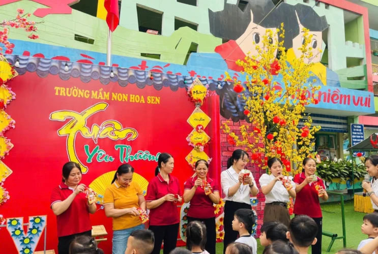 Cô và trò Trường Mầm non Hoa Sen hái lộc đầu năm