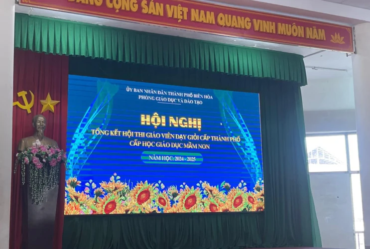 Trường Mầm non Hoa sen chúc mừng 10 giáo viên đạt danh hiệu "giáo viên dạy giỏi" cấp thành phố