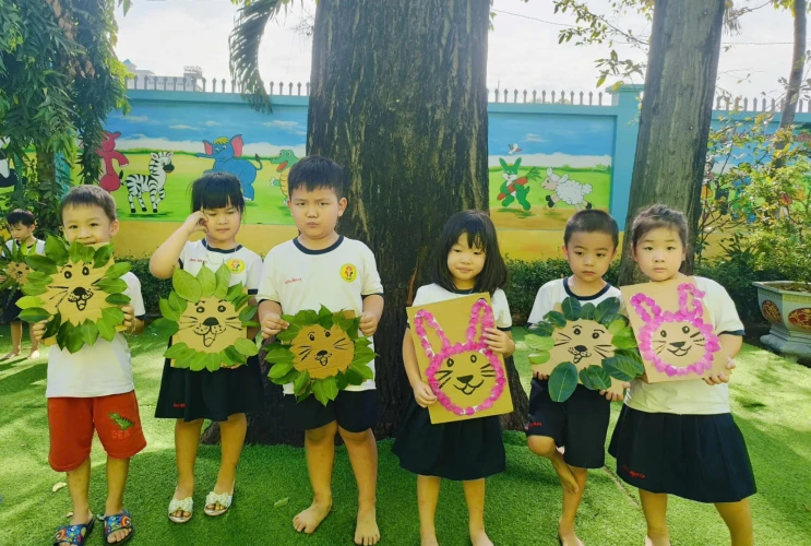 Các bé lớp chồi 4 khéo léo gắn bờm sư tử và tai thỏ