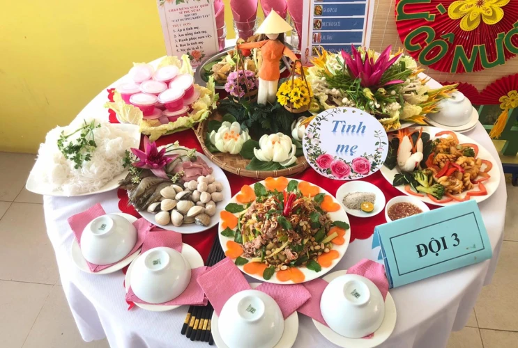 Tập thể cán bộ, giáo viên, nhân viên Trường Mầm non Phú Bình hăng say tham gia hội thi “nấu ăn” chào mừng ngày 8/3