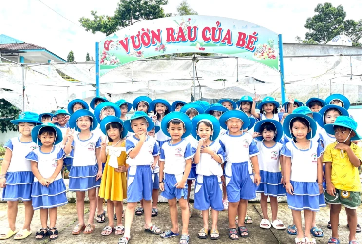 Các bé lớp lá 3 trải nghiệm chăm sóc vườn rau – Học mà chơi, chơi mà học!