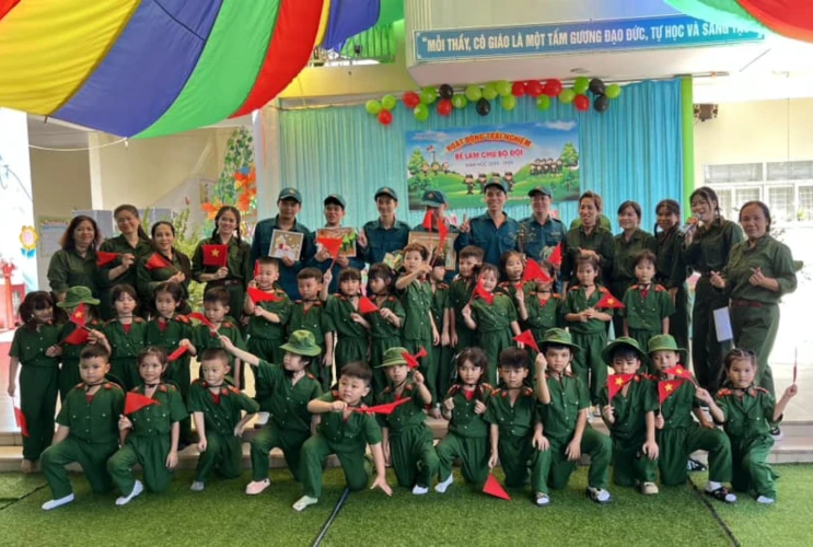 Các bé trường Mầm non Phú Bình trải nghiệm hoạt động ý nghĩa chào mừng 80 năm ngày thành lập QĐND Việt Nam (22/12/1944 – 22/12/2024)