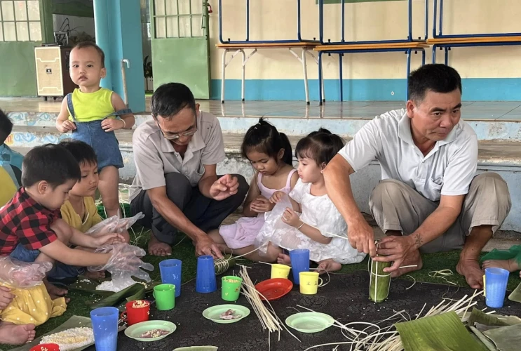 Các bé háo hức gói bánh tét đón tết cùng ông bà, ba mẹ!