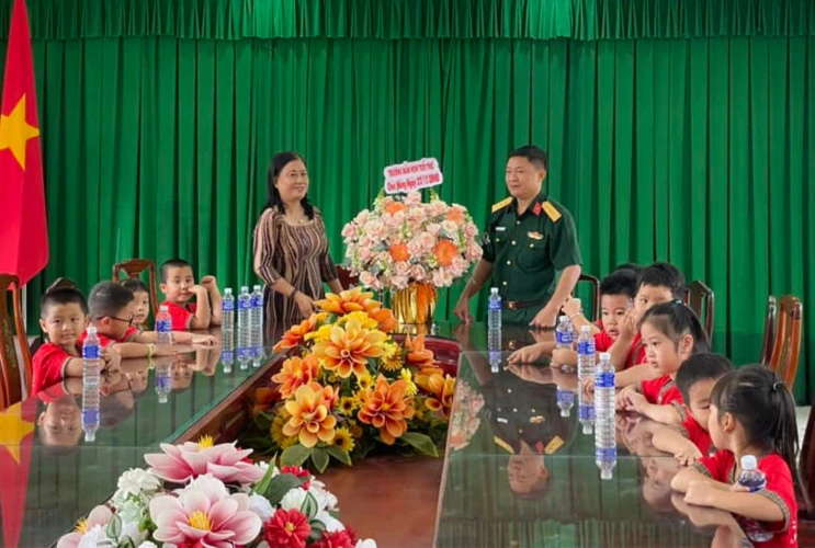 Học Sinh Đến Thăm Doanh Trại Quân Đội