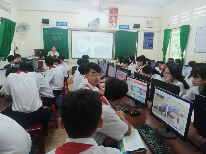 Bứt phá trong học tập cùng Thư viện số tại Trường THCS Nguyễn Đức Ứng