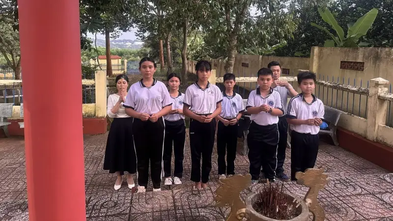 Thiếu Nhi Trường THCS Phan Bội Châu Dâng Hương Tri Ân Các Anh Hùng Liệt Sĩ