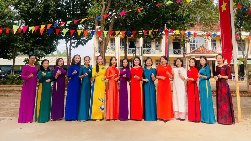 Nét Đẹp Duyên Dáng Của Nữ Giáo Viên Trường THCS Phan Bội Châu Trong Tà Áo Dài