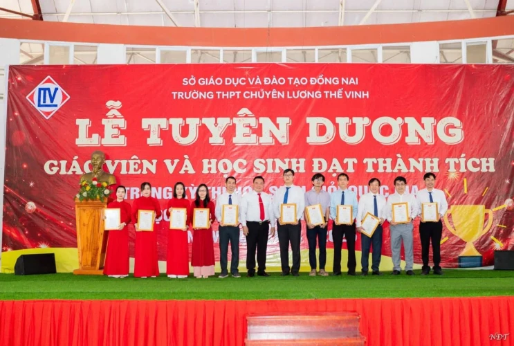 Tuyên dương giáo viên và học sinh đạt thành tích cao trong các kỳ thi Học sinh giỏi, Khoa học kĩ thuật