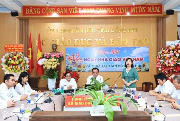 Chủ tịch UBND tỉnh Võ Tấn Đức chúc mừng Ngày Nhà giáo Việt Nam tại Sở Giáo dục và Đào tạo