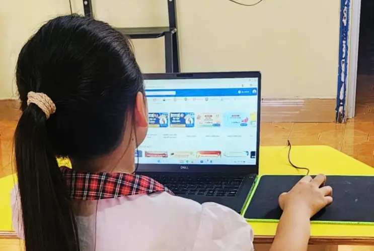 Học sinh trường Tiểu học An Lộc B say mê khám phá tri thức số tại Tuần lễ Đọc sách 2026