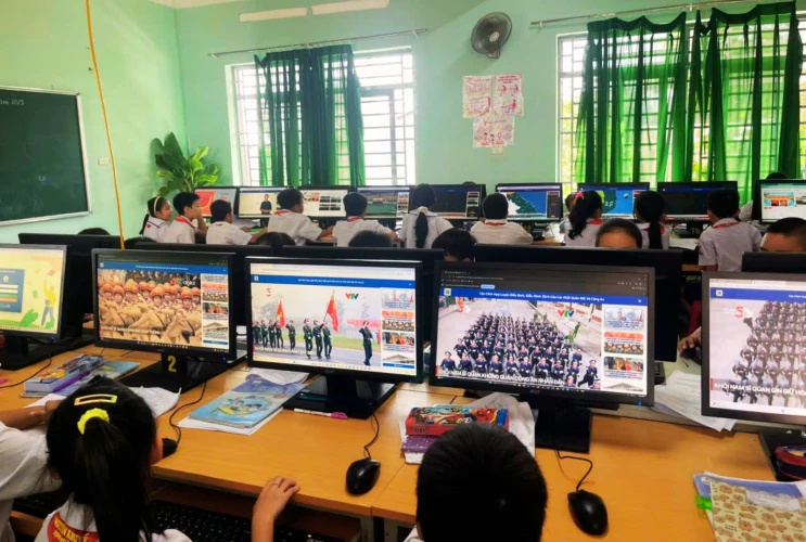 Học sinh trường Tiểu học Nguyễn Khuyến hào hứng tìm hiểu lịch sử dân tộc qua Thư viện số