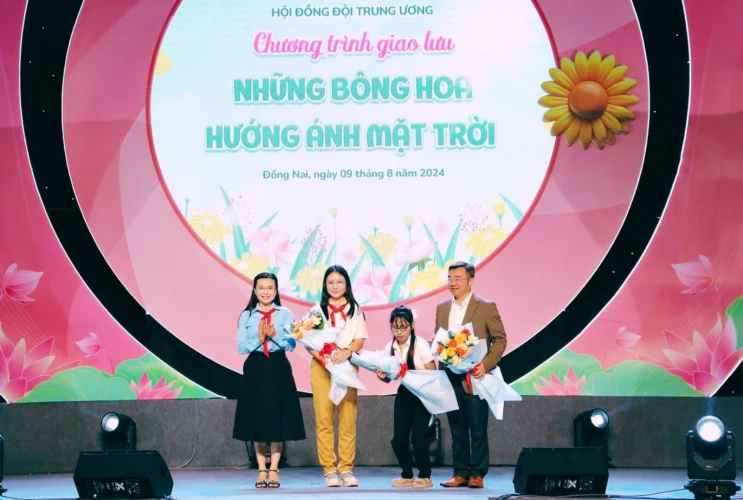 "Thắp sáng ước mơ thiếu nhi Việt Nam” tiếp sức Đội viên có hoàn cảnh khó khăn