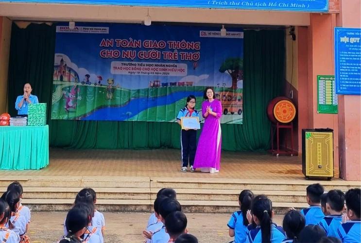 Trường Tiểu học Nhân Nghĩa trao thưởng học sinh đạt giải tại Tuần lễ đọc sách DLib K12