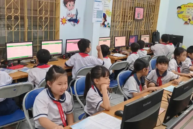 Học sinh trường Tiểu học Phú Bình say mê khám phá tri thức số tại Tuần lễ Đọc sách 2026
