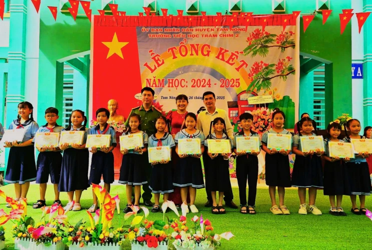 Trường Tiểu học Tràm Chim 2 tổ chức Lễ tổng kết năm học 2024 – 2025